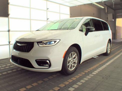 Used 2024 Chrysler Pacifica Touring-L FWD image 2