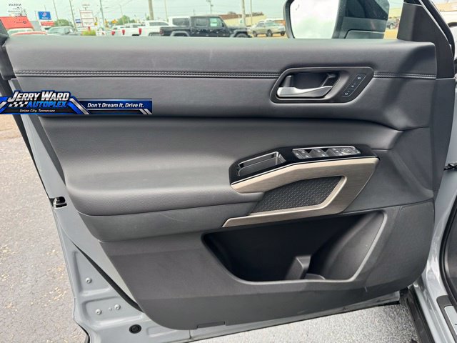 Used 2025 Nissan Pathfinder Platinum FWD image 20