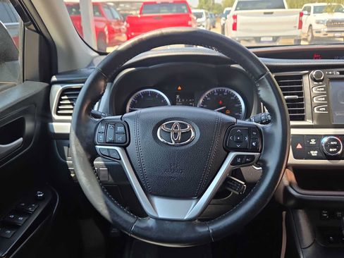 Used 2019 Toyota Highlander XLE FWD image 19