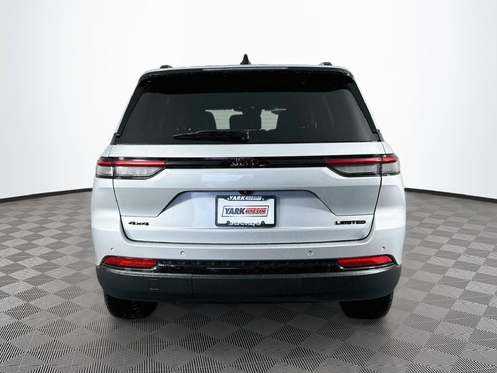 Certified 2024 Jeep Grand Cherokee Limited w/ Black Appearance Package AWD/4WD image 10