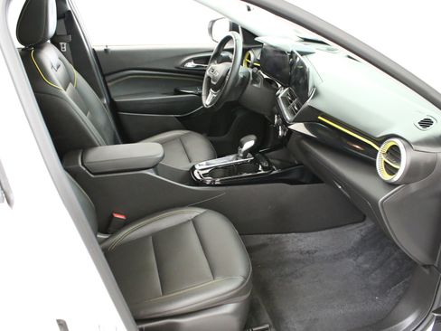 Used 2024 Chevrolet Trax ACTIV w/ Sunroof Package FWD image 28
