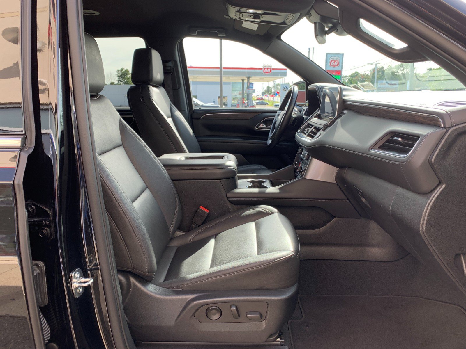 Used 2023 Chevrolet Tahoe LT w/ Luxury Package AWD/4WD image 38