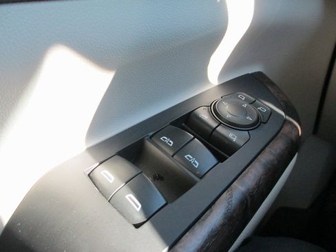 Certified 2023 GMC Acadia Denali image 28