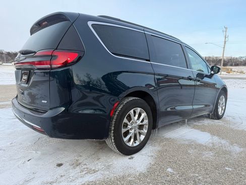 Used 2022 Chrysler Pacifica Touring-L image 6