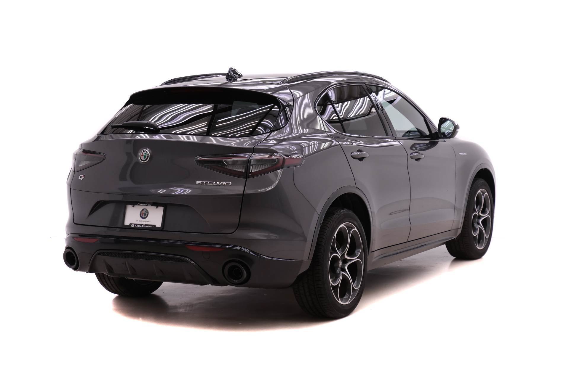 New 2025 Alfa Romeo Stelvio Sprint AWD/4WD image 4