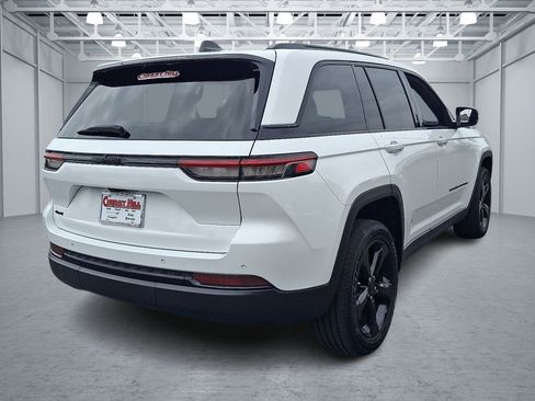 Certified 2023 Jeep Grand Cherokee Altitude image 5