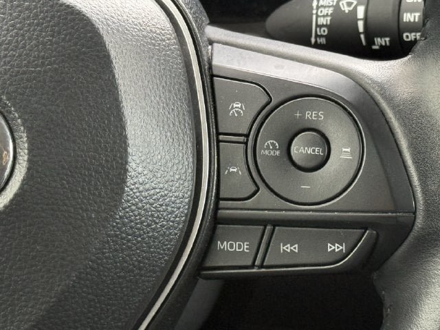 Used 2025 Toyota Corolla Cross XLE FWD image 14