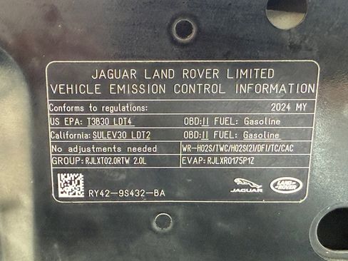 Used 2024 Land Rover Discovery Dynamic SE image 35