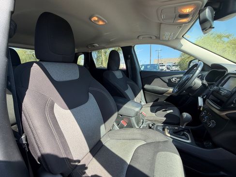 Used 2018 Jeep Cherokee Latitude w/ Altitude Package FWD image 19