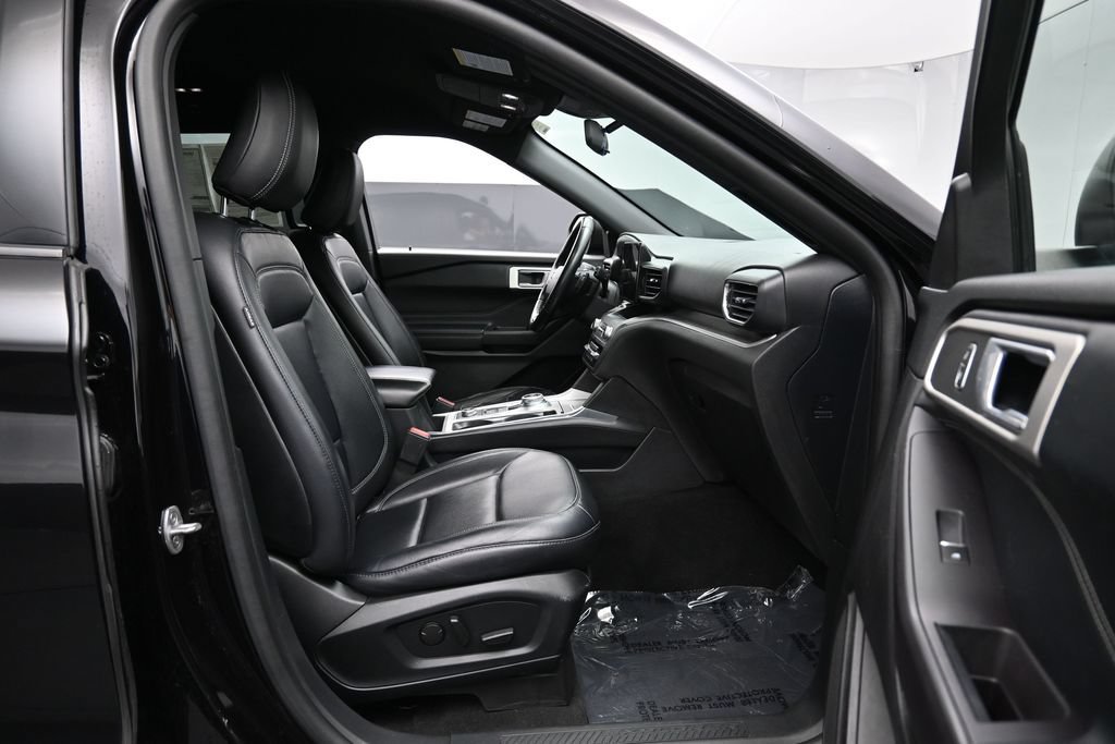 Used 2020 Ford Explorer XLT w/ Equipment Group 202A AWD/4WD image 28