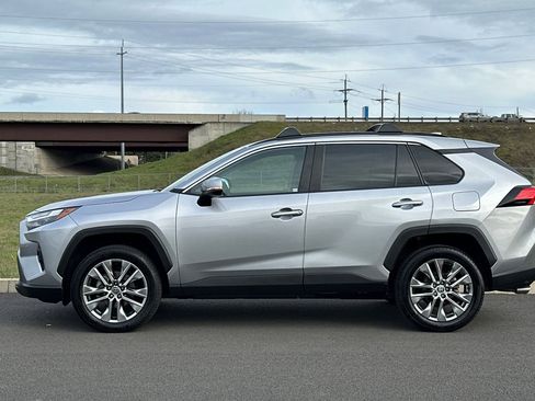 Used 2023 Toyota RAV4 XLE Premium AWD/4WD image 6