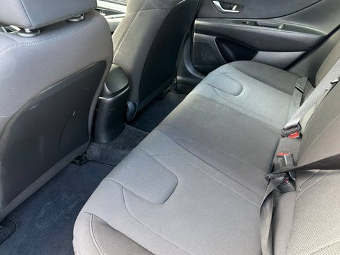 Used 2022 Hyundai Elantra SE FWD image 11