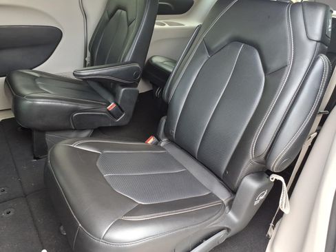 Used 2023 Chrysler Pacifica Touring-L FWD image 9