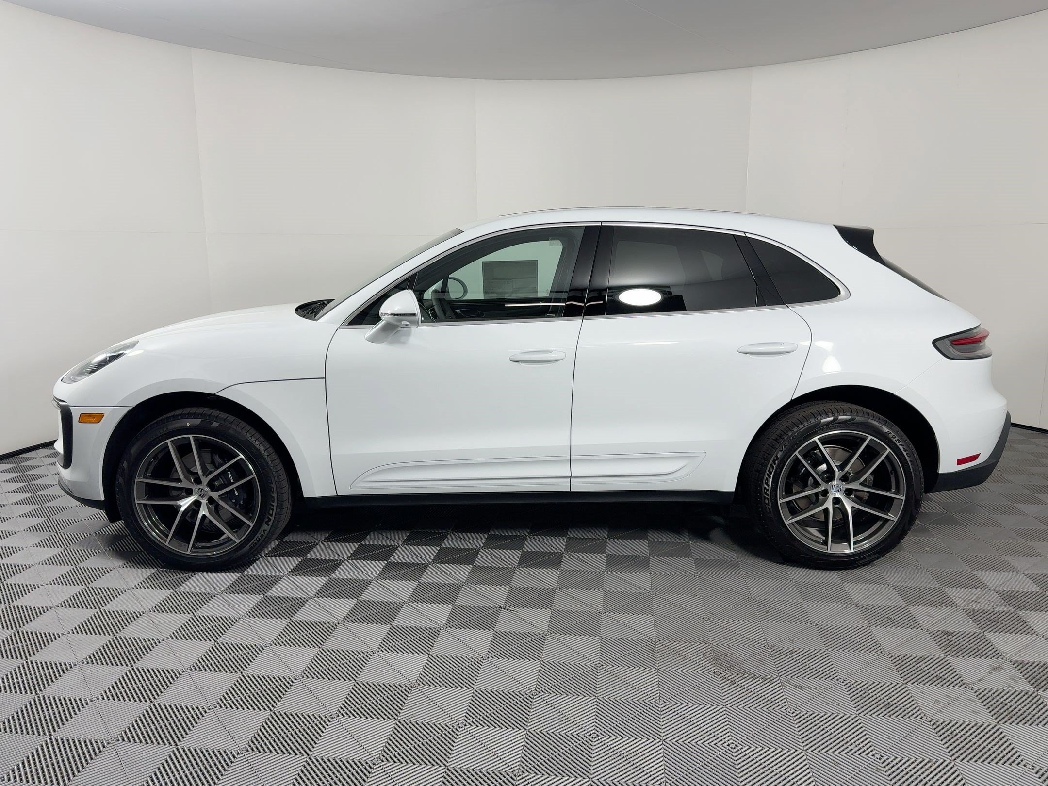 Certified 2026 Porsche Macan AWD/4WD image 2