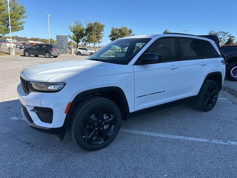 New 2025 Jeep Grand Cherokee Altitude AWD/4WD image 13