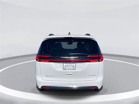 Used 2023 Chrysler Pacifica Limited image 5