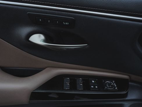 Used 2023 Lexus ES 250 w/ Premium Package image 8