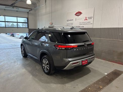 Used 2025 Nissan Pathfinder SL image 5