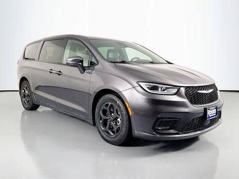 Used 2022 Chrysler Pacifica Touring-L w/ Uconnect Theater Family Group image 3