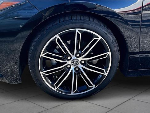 Used 2019 Toyota Avalon Touring image 10