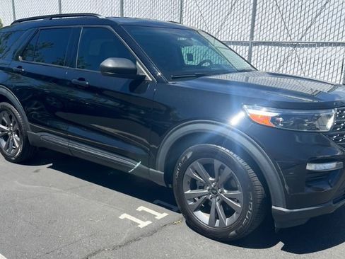 Used 2021 Ford Explorer XLT RWD image 2