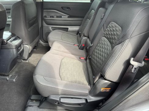 Used 2024 Nissan Pathfinder SV FWD image 14