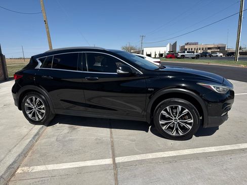 Used 2017 INFINITI QX30 Premium w/ Navigation Package image 7