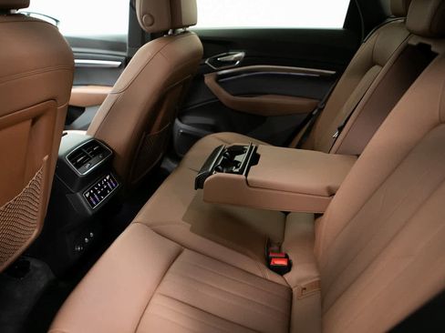 Used 2022 Audi e-tron Premium Plus w/ Premium Plus Package image 27