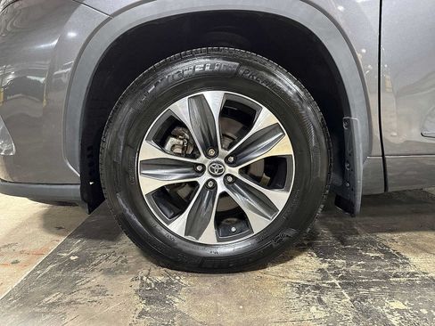Used 2023 Toyota Highlander XLE AWD/4WD image 10