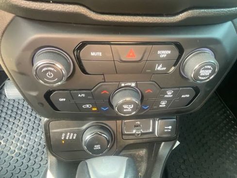 Used 2023 Jeep Renegade Latitude w/ Sun & Fun Group AWD/4WD image 11