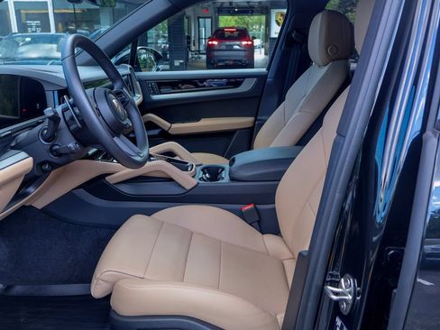 Certified 2025 Porsche Cayenne AWD/4WD image 5