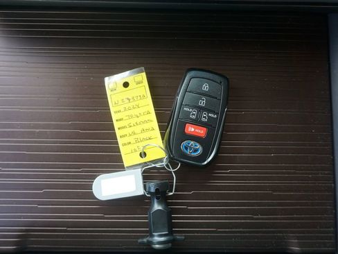 Used 2024 Toyota Sienna LE image 28