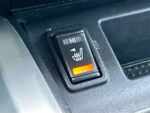 Used 2019 Nissan Titan SV w/ SV Convenience Package image 21