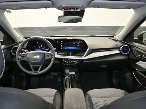 Used 2025 Chevrolet Trax LT FWD image 24