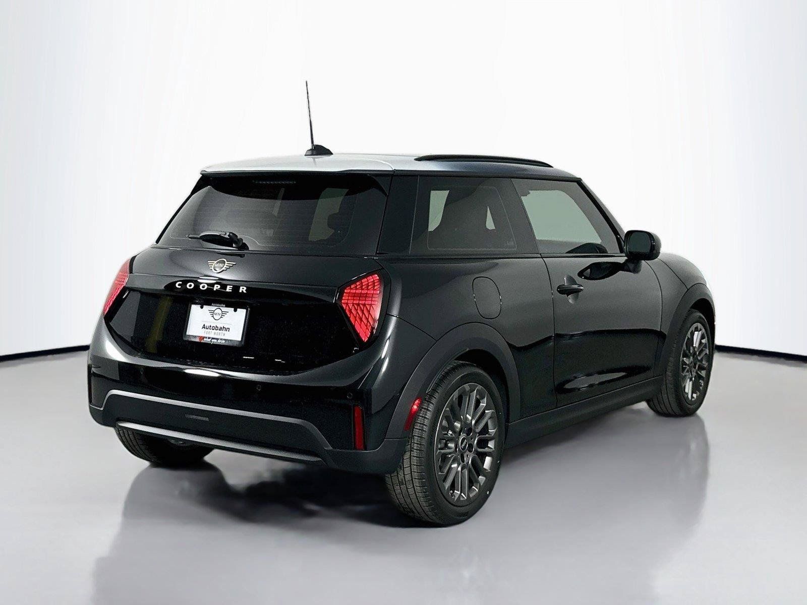 Used 2025 MINI Cooper 2-Door Hardtop FWD image 4