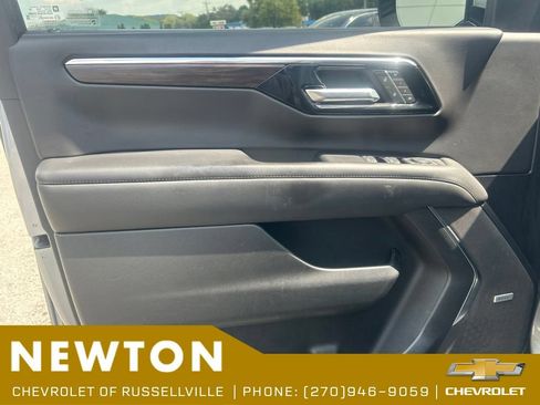 Used 2025 Chevrolet Suburban Z71 w/ Comfort Package AWD/4WD image 8