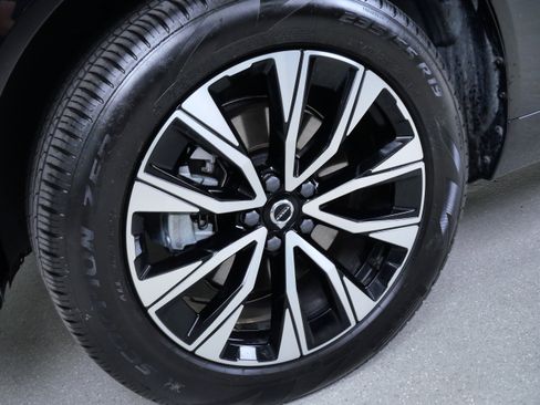 Used 2025 Volvo XC60 B5 Core AWD/4WD image 13