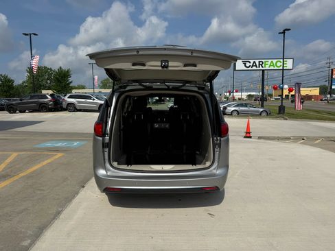 Used 2020 Chrysler Pacifica Touring-L Plus FWD image 12