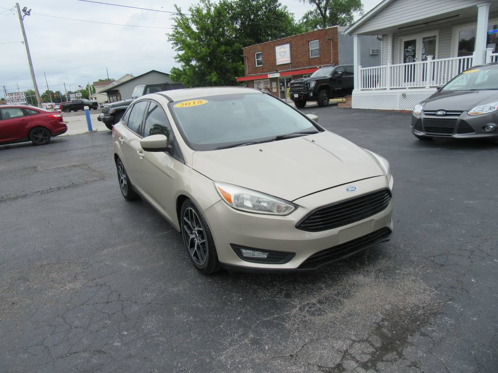 Used 2018 Ford Focus SE w/ SE Appearance Package FWD image 3