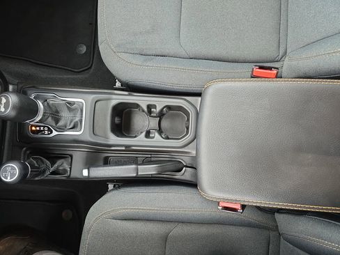 Used 2025 Jeep Wrangler Unlimited Sahara AWD/4WD image 26