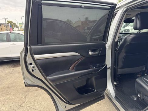 Used 2017 Toyota Highlander XLE w/ Carpet Mat Package AWD/4WD image 17