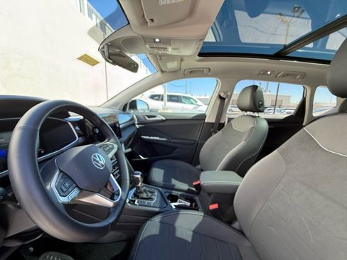 Certified 2025 Volkswagen Taos SE image 5