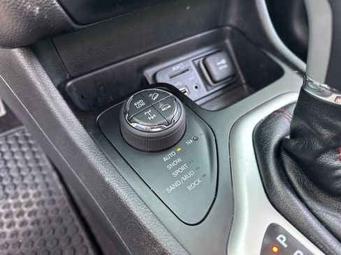 Used 2018 Jeep Cherokee Trailhawk w/ Quick Order Package 27L image 10