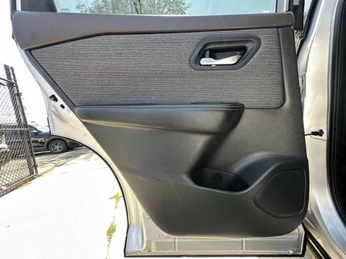 Used 2021 Nissan Rogue SV FWD image 39