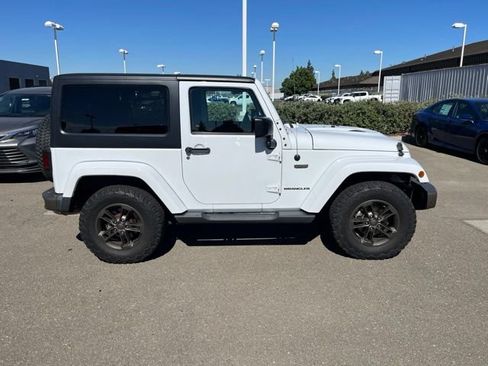 Used 2016 Jeep Wrangler Sahara AWD/4WD image 4