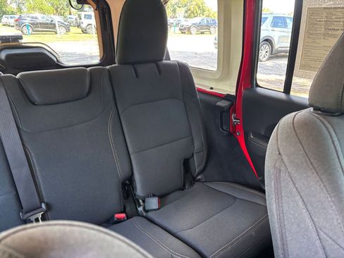 Used 2025 Jeep Wrangler Sahara image 37