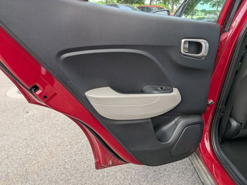 Used 2023 Hyundai Venue SEL image 12