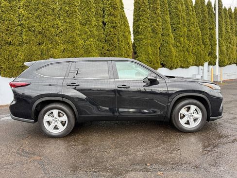 Certified 2025 Toyota Highlander LE image 12