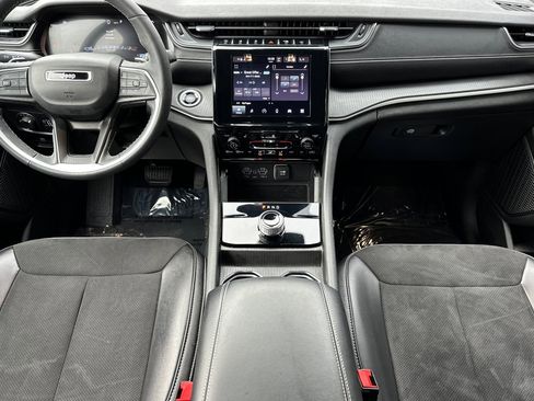 Used 2023 Jeep Grand Cherokee Altitude image 15