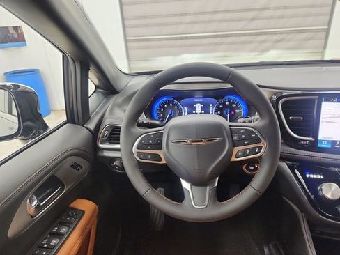 New 2026 Chrysler Pacifica Pinnacle image 12